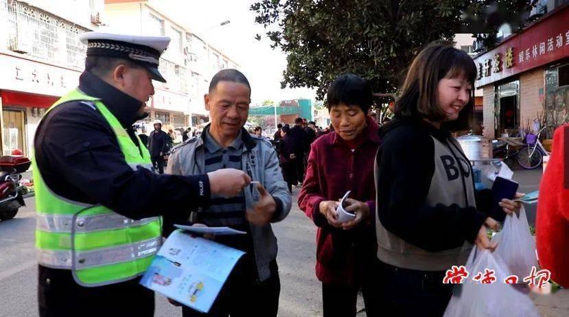 近日,常德经开区交警大队结合"春季攻势"行动,深入辖区石门桥镇,利用