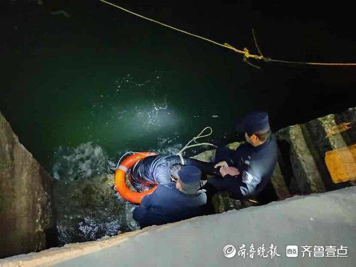 深夜海上传来呼救声，有人落水！崂山民警果断跳海救人_男子_齐鲁_海水