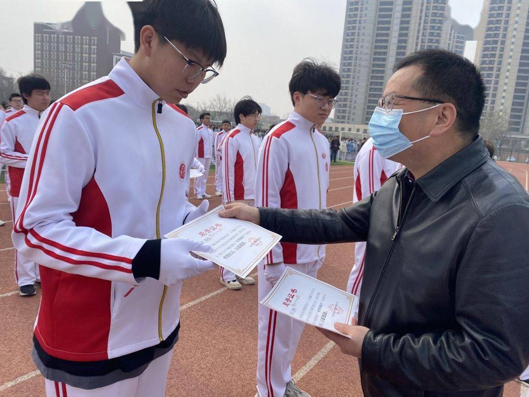 2020级国旗班队员合影学校领导老师与2021级国旗班队员合影相信2021级