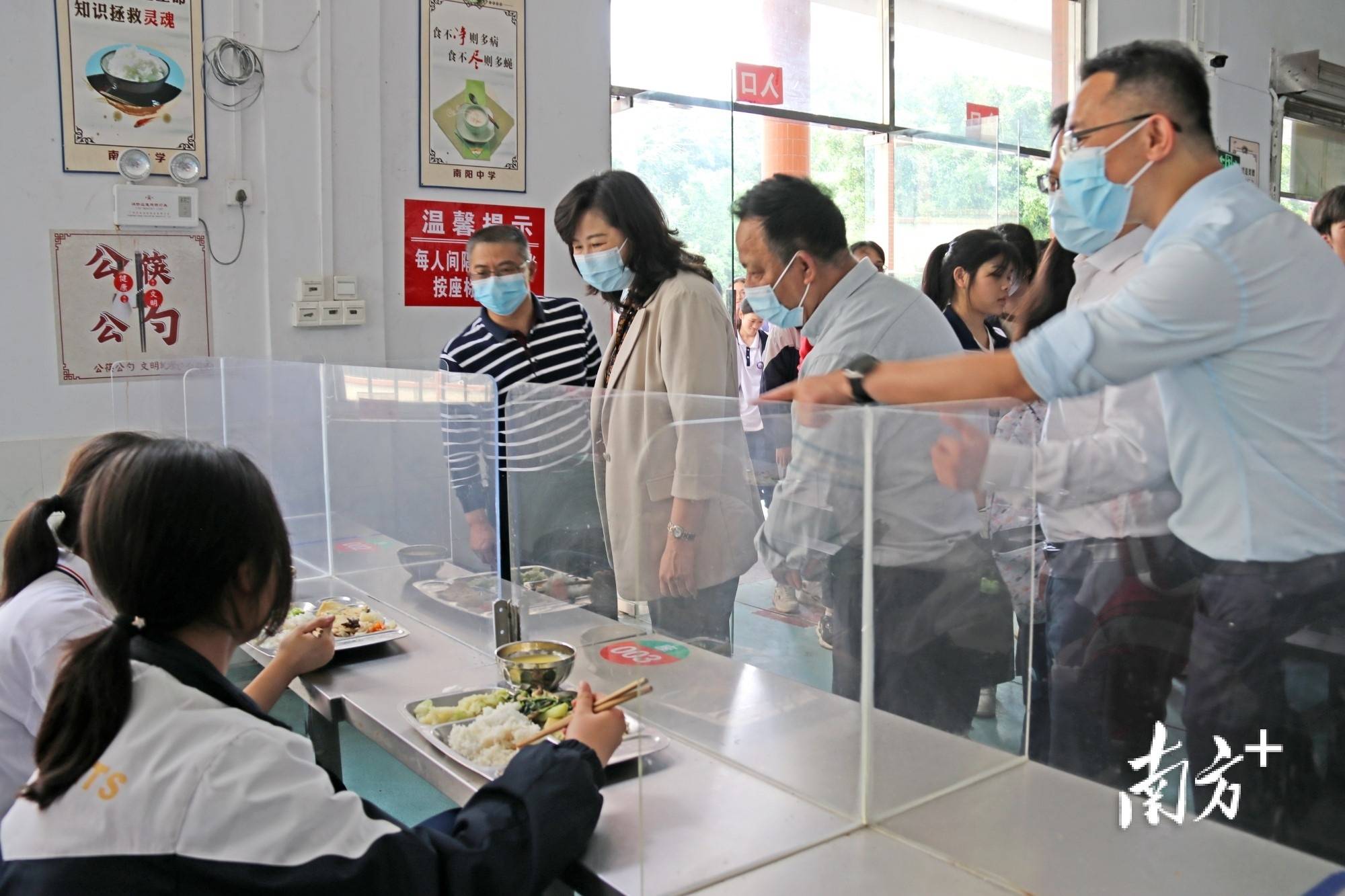 在阳山县南阳中学实地查看校园食堂管理制度落实等情况后,邓菲要求