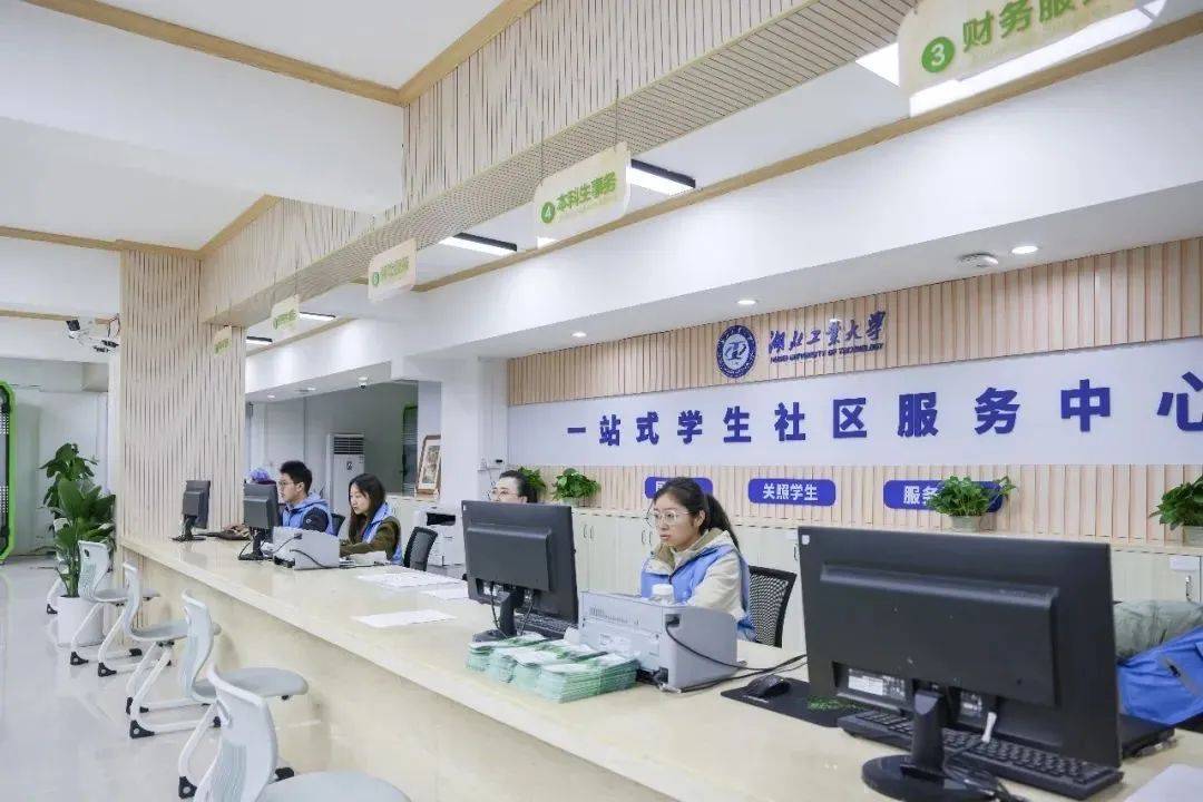 由宿舍楼架空层改造而成的一站式学生社区服务中心,集学生综合事务