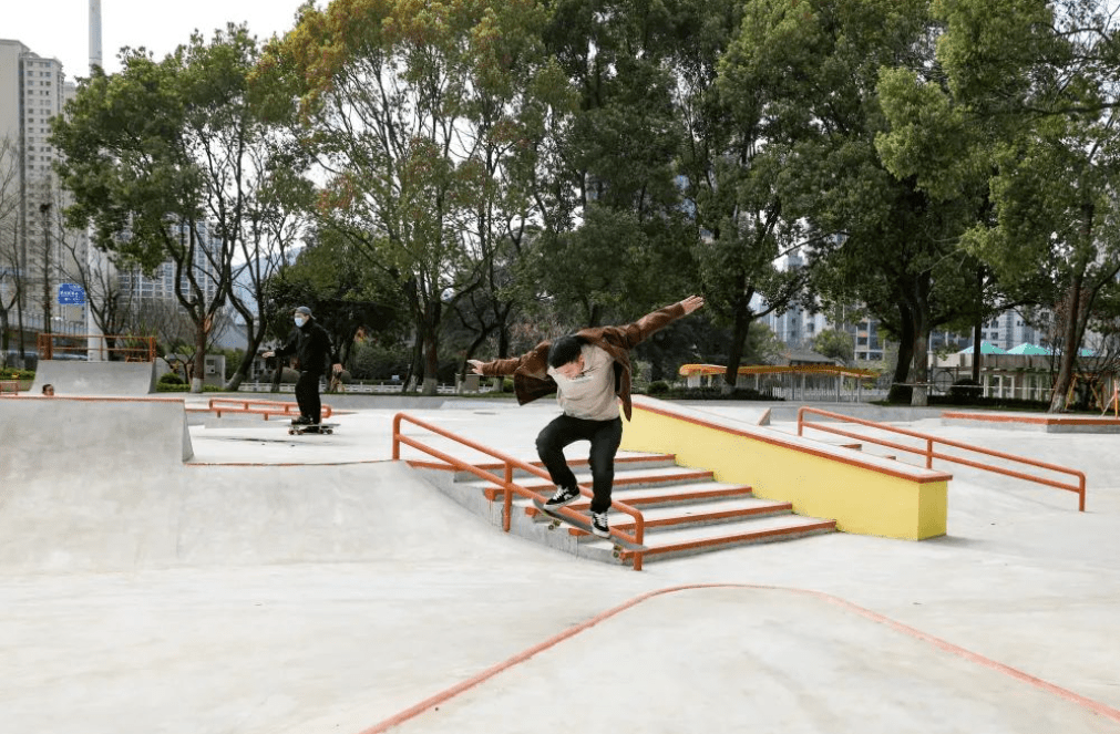 滑板公园位于会昌河北岸,新西嘉园南,通过对原有利用率较低的草坪区域