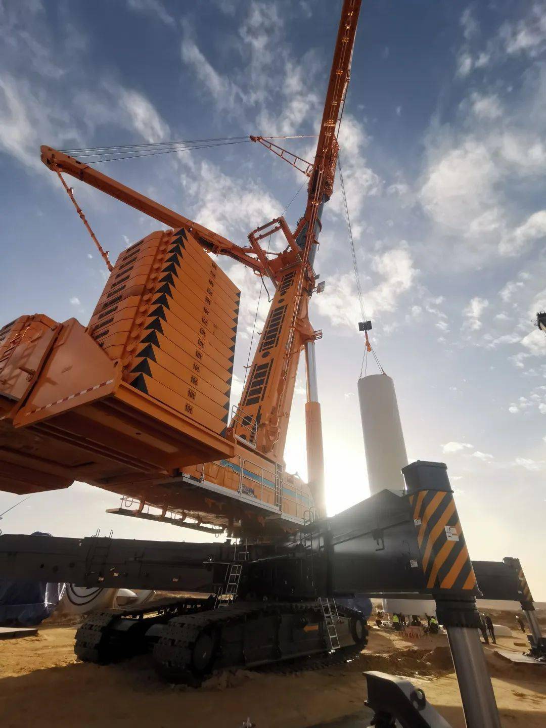 "全球第一吊" | xcc2600伸缩臂履带起重机内蒙200mw风电项目圆满完工!