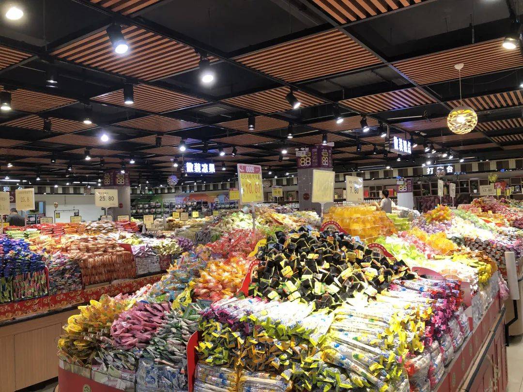 万民百货是广州和佛山知名的商超,主要经营生鲜食品,烟酒糖果,化妆