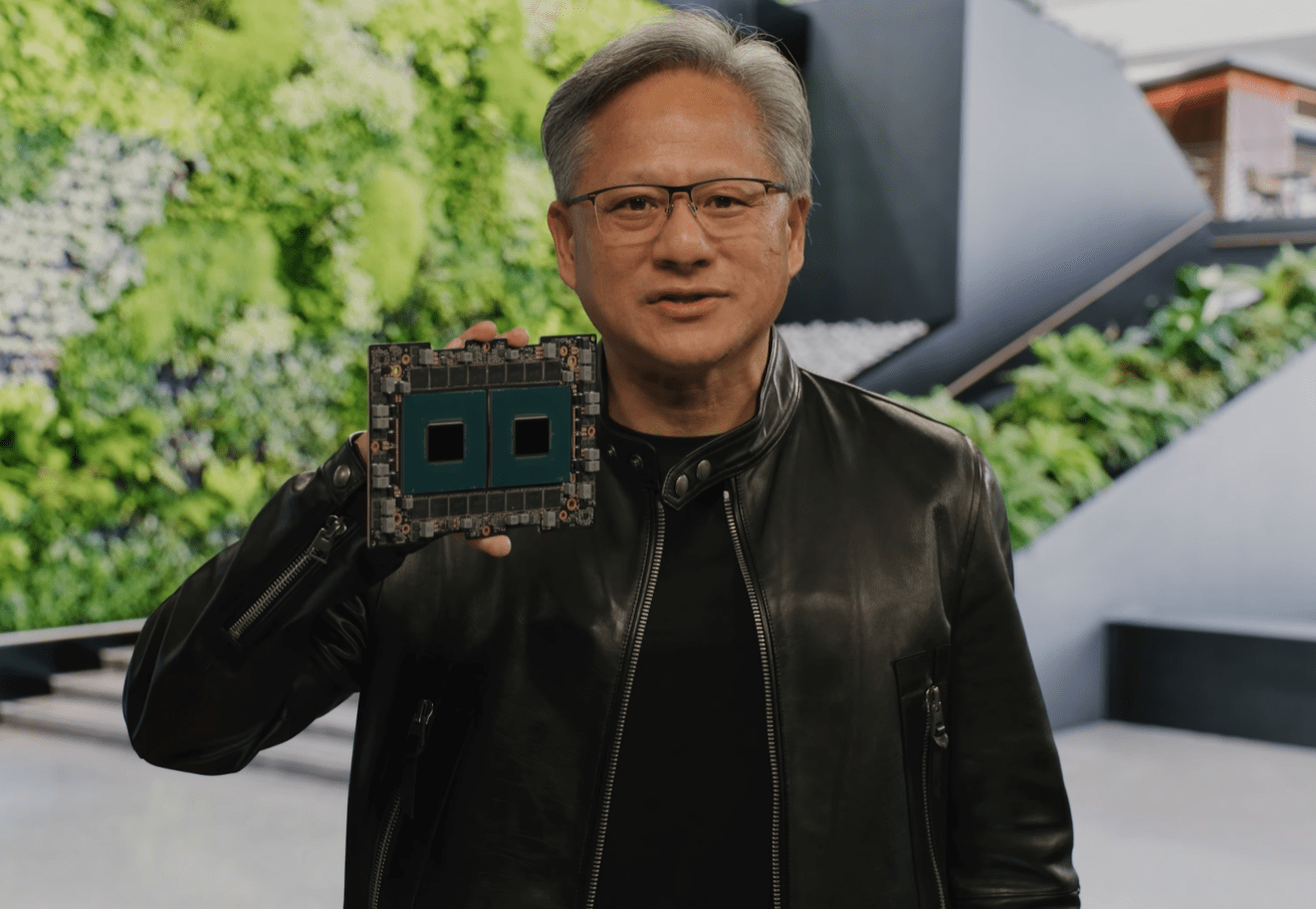英伟达要“加速万物”?黄仁勋:AI“智能机”时刻已来临_服务_应用_企业