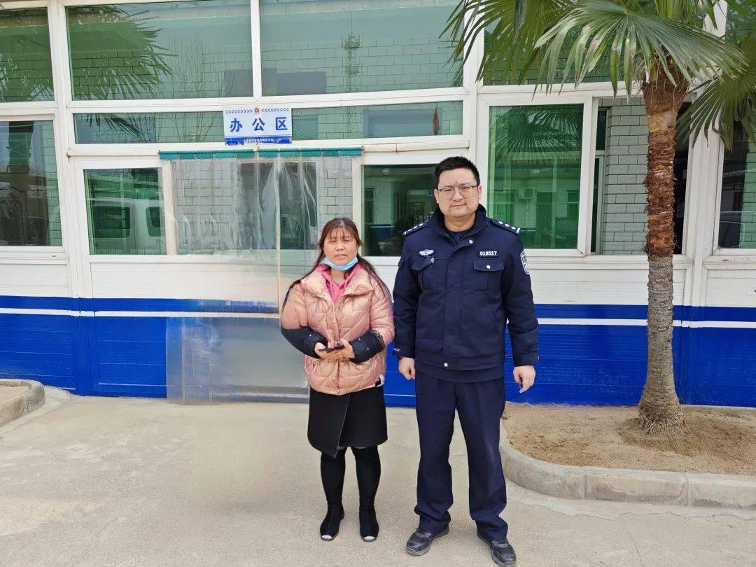 看到19000元的收款信息提示后,家住临潼区西泉街办的杨女士,激动地连