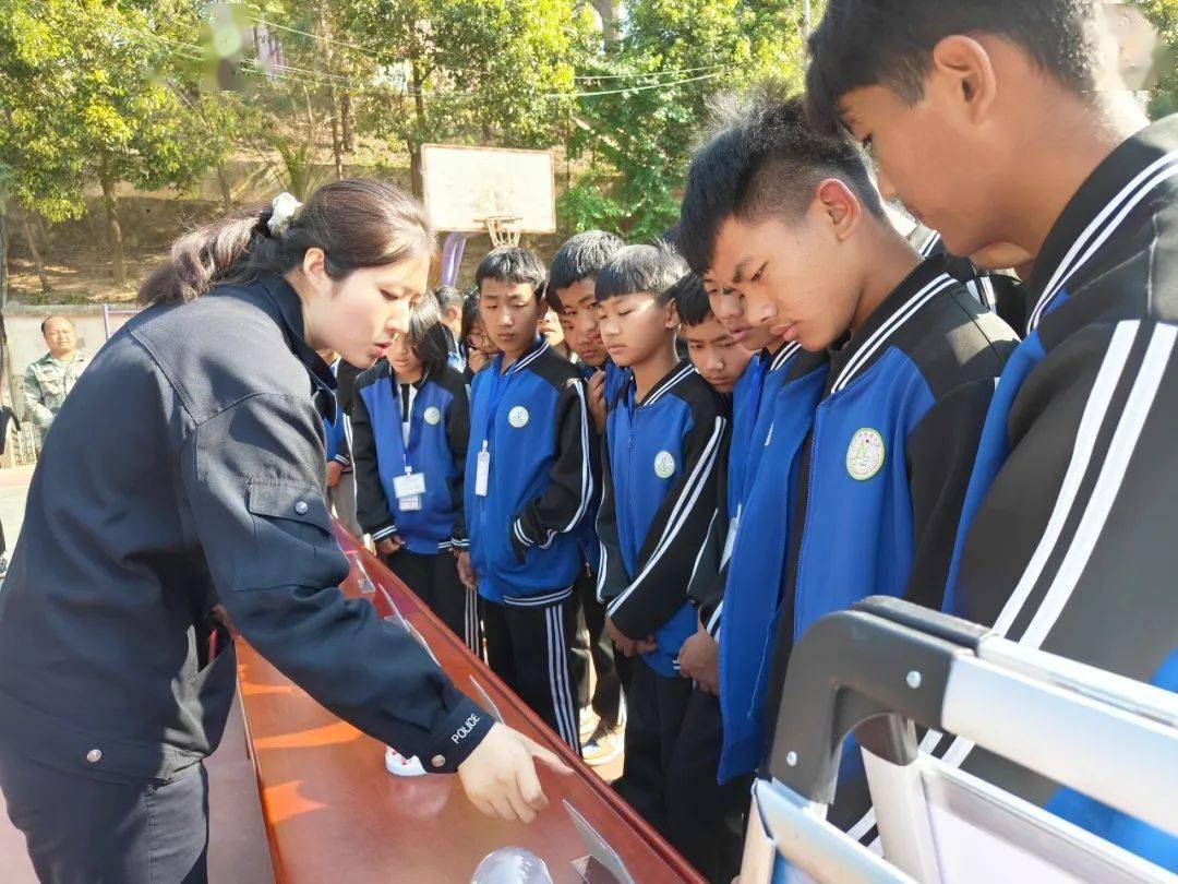 联合县交警大队,县禁毒大队到元江县那诺中学举行"法治教育报告会"