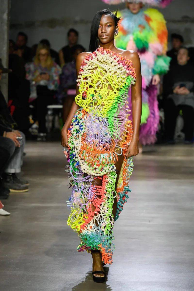 凭借2023年春夏系列,kevin germanier成功回归巴黎时装周,其系列独特