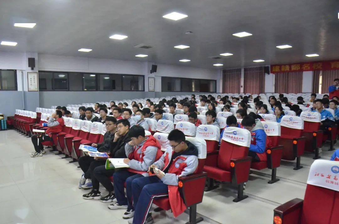 北京大学江西招生组来到高安二中!