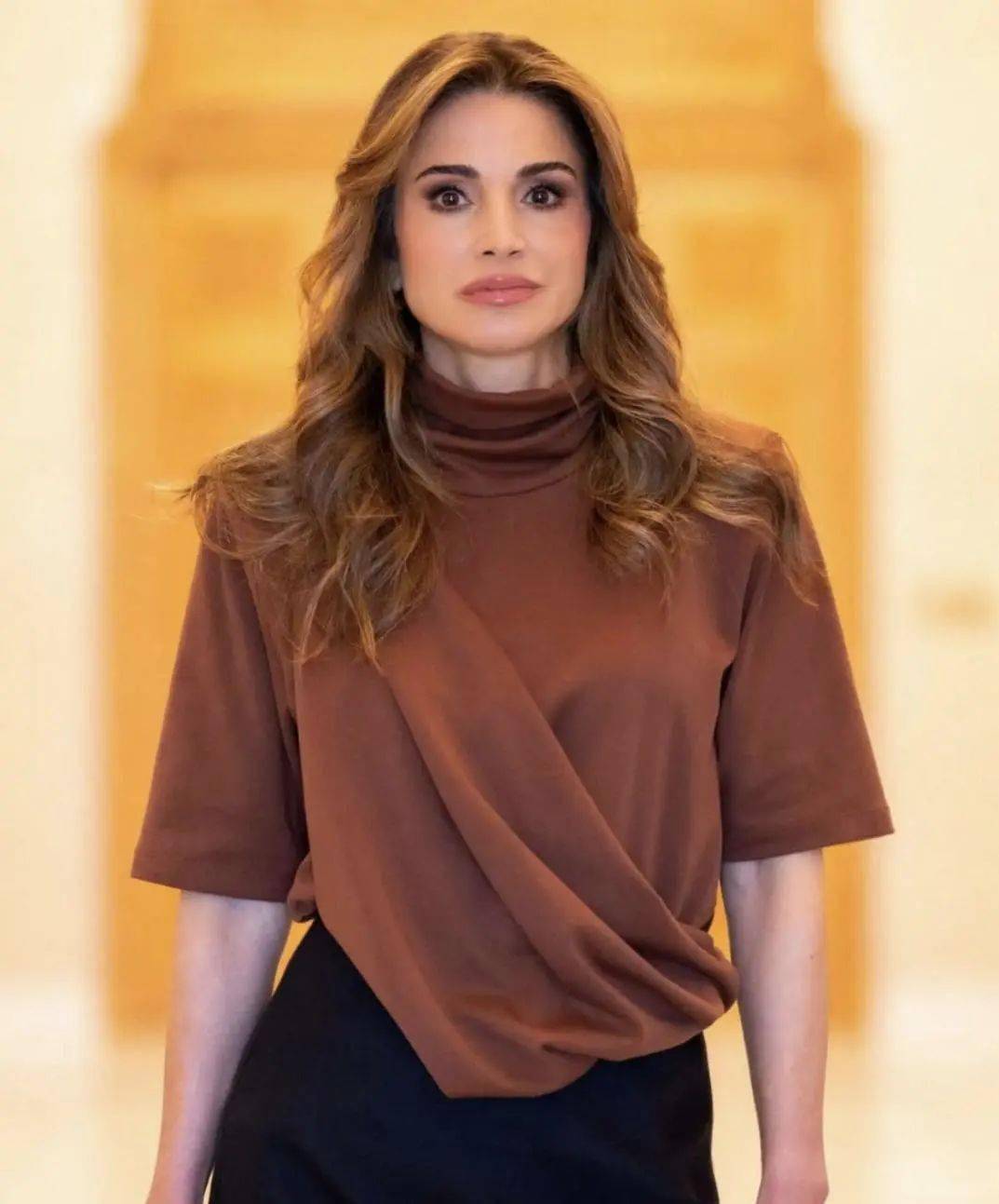 从难民到中东最美王后,被誉为"阿拉伯戴安娜"的她,人生真是开了挂.