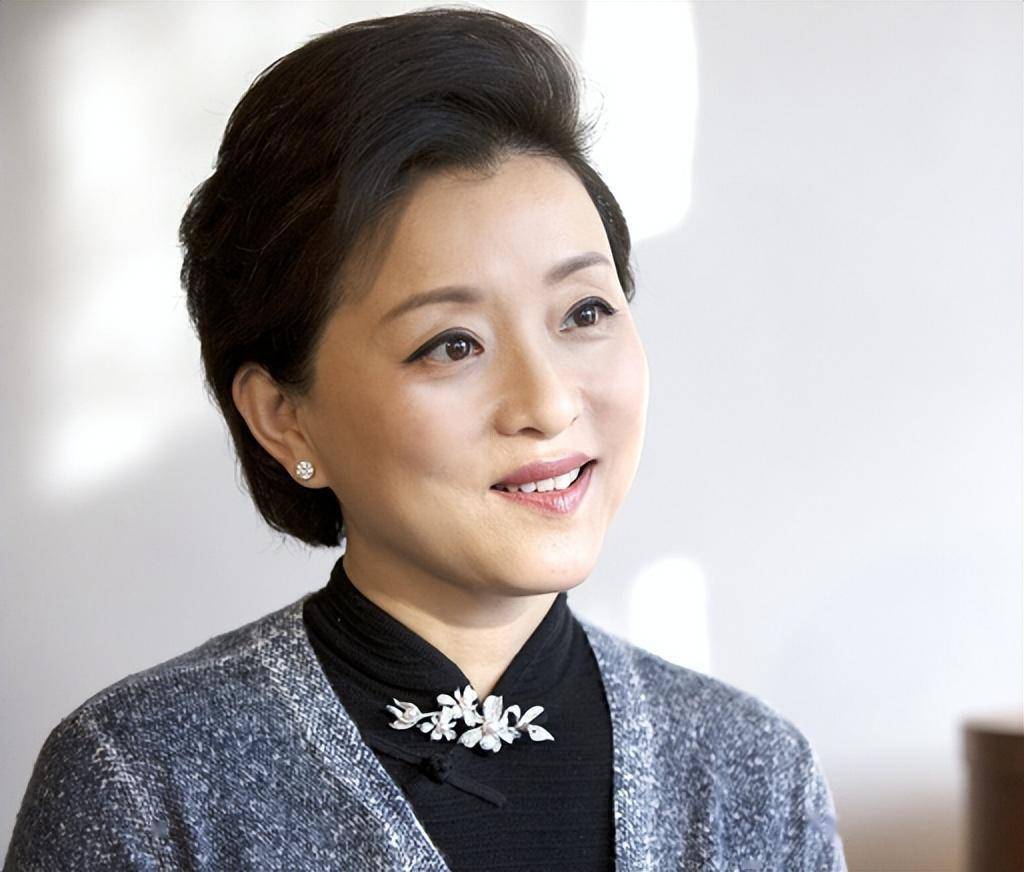 55岁杨澜移美近况:背天价包,出门前呼后拥,秃头严重依旧优雅_外婆