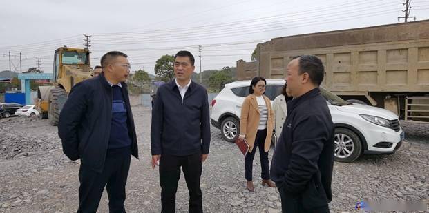 王金源一行来到平坝第三小学基础教育设施项目点,查看进展情况,听取
