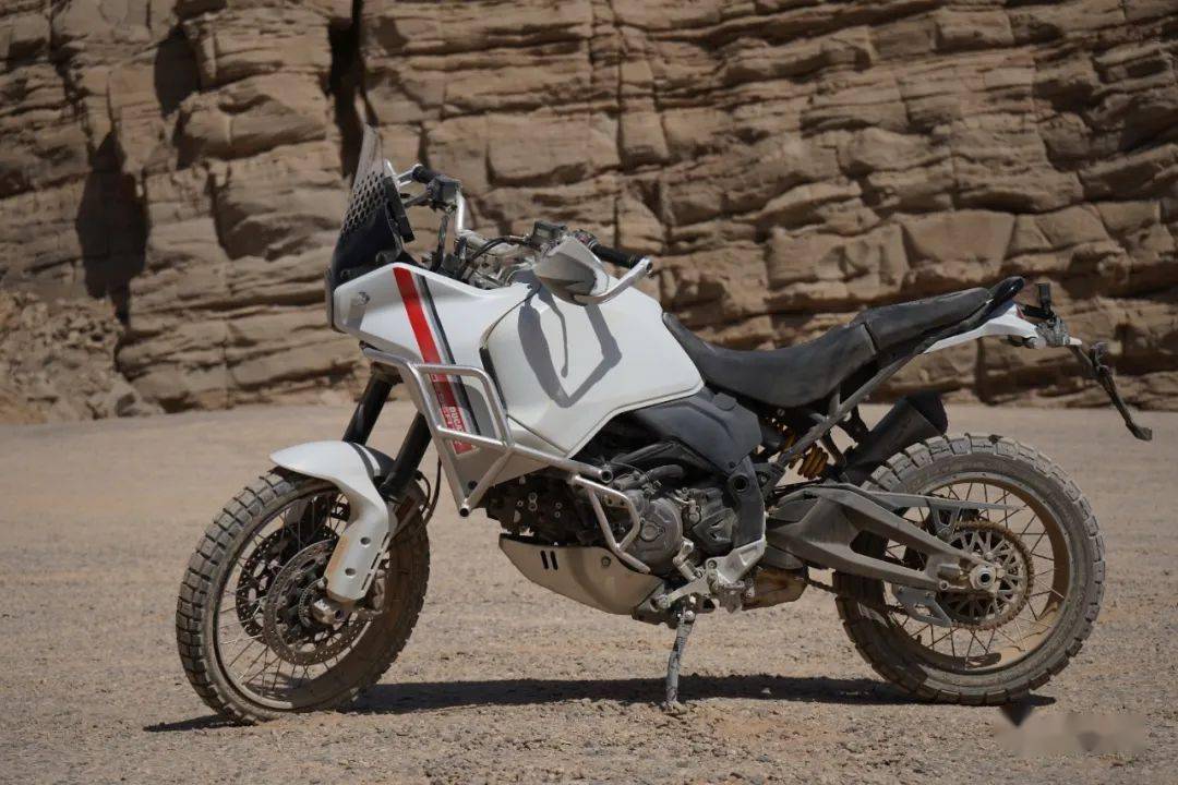 172000元,杜卡迪越野硬派adv上市,续航最高600km_搜狐汽车_搜狐网