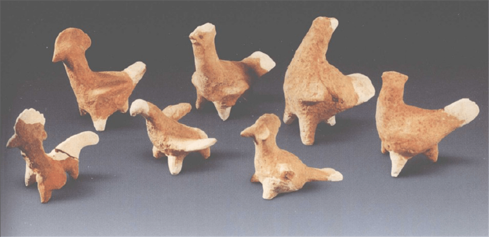 首先是动物造型的小型陶塑,包括鸡,狗,羊,猪,象,鹰,猴,貘,龟等多种