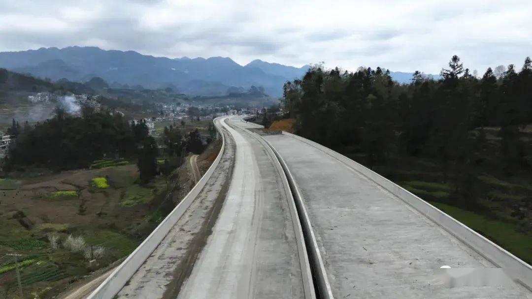 途经赤水源,尖山,果珠,大湾._镇雄县_高速公路_街道