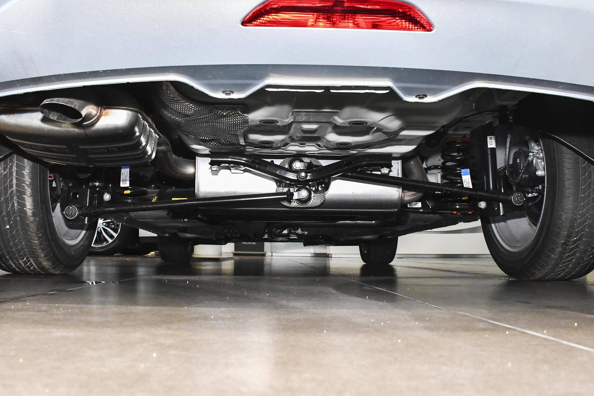 根据我们此前对别克威朗的试驾,威朗的底盘比较硬朗,在过弯时车身姿态