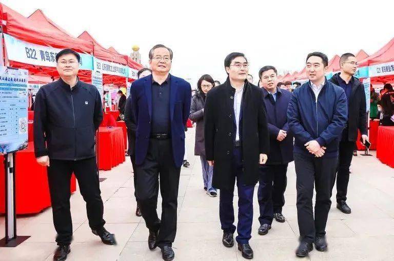 领导观摩颁发聘书▲青岛西海岸新区副区长周诚进行西海岸新区产业引才