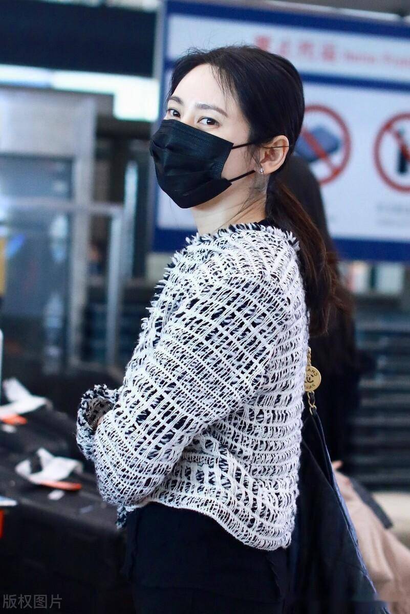 街拍:秋瓷炫黑色套装搭配花呢外套修身时尚_北京_机场