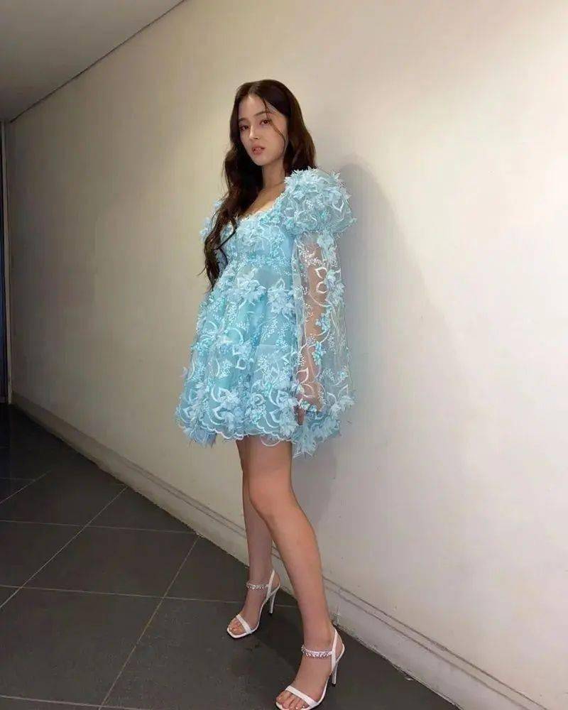 曝知名韩女团成员换衣照外流，疑工作人员拍摄，售价仅68元一张_手机搜狐网