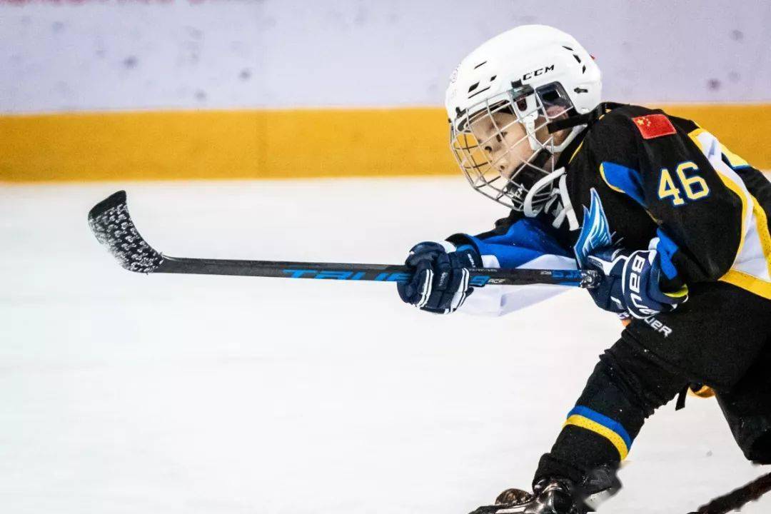 季 鹏国家级健将2010-2014 中国男子冰球u18国家队队长 世锦赛冠军