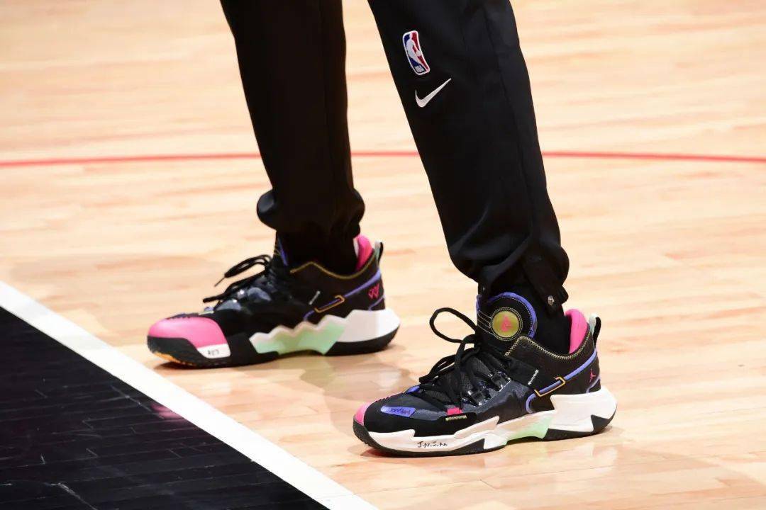 威少用球鞋致敬雷霆时期年轻的自己_armour_issue#_比赛