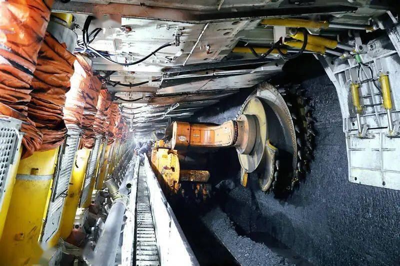 金鸡滩煤矿煤炭资源回收考核管理制度》,对各个回采工作面进行回收率