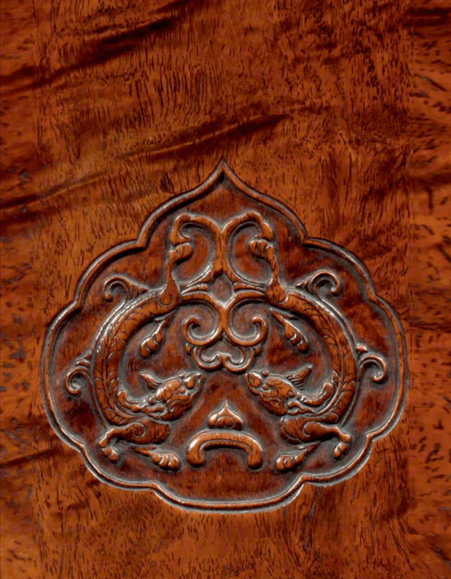 明清家具中使用较多龙尾常作卷草状,又称"草龙",代表着人们对风调雨顺