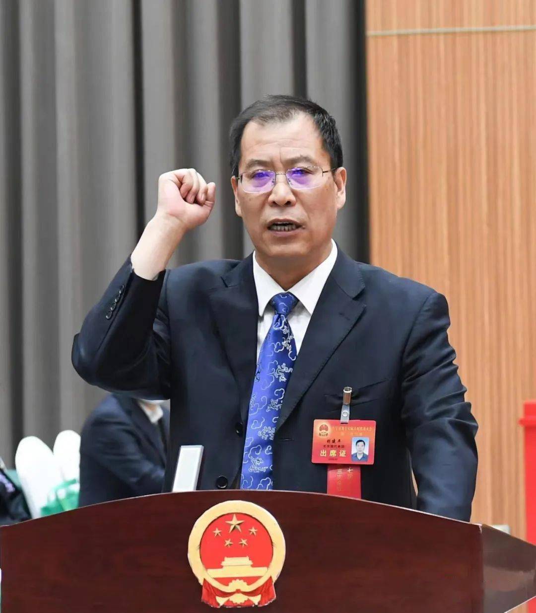 向宪法宣誓新当选的乡宁县人民政府县长李永芳向宪法宣誓新当选的