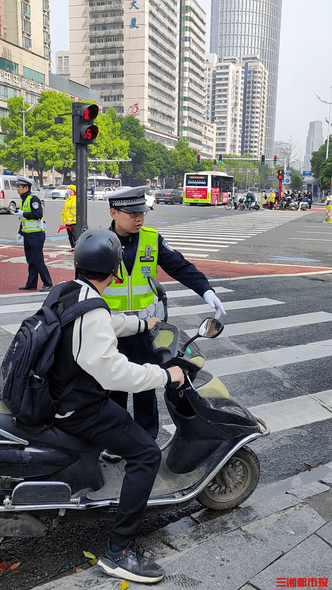 保通假警察玻璃钢仿真假人 经典面容高速假交警 举牌仿真交警模型-阿里巴巴