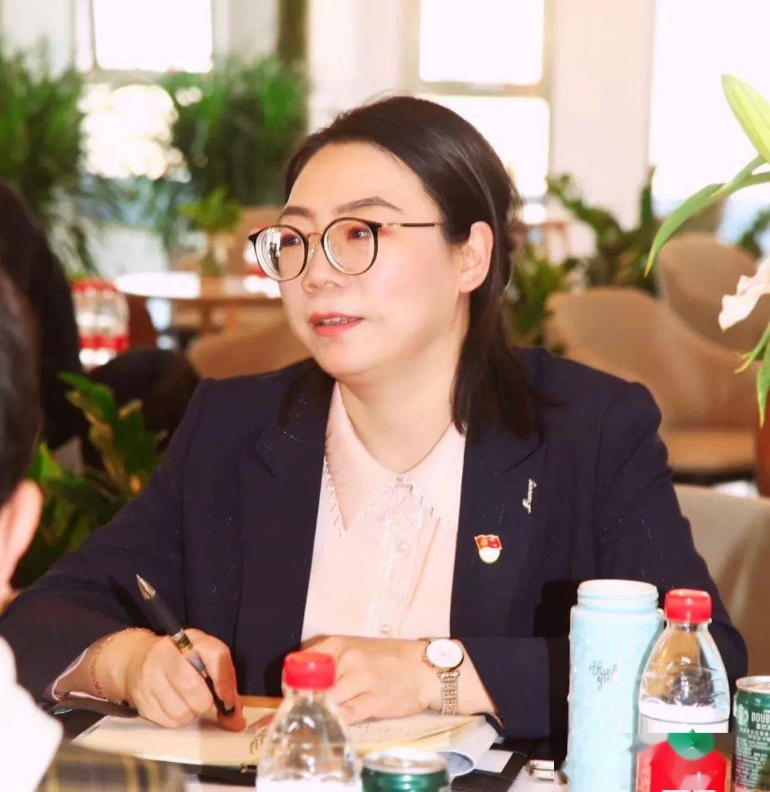 孙婧部长走访怀来县工商联(总商会)服装服饰商会,鼓励商会创新发展