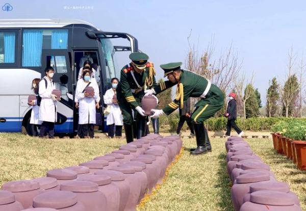 着情真意切的悼词,来自天津医科大学的医学生代表手捧捐献者骨灰坛庄