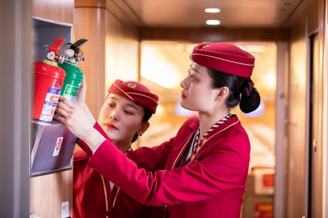 每一句问候都有着严格的专业标准还是点头,微笑,鞠躬,伸手这些小姐姐