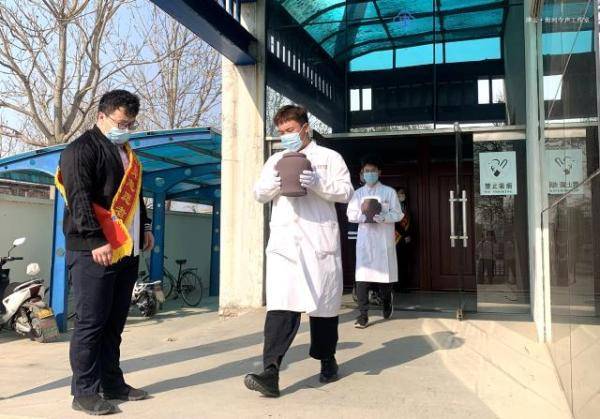 着情真意切的悼词,来自天津医科大学的医学生代表手捧捐献者骨灰坛庄