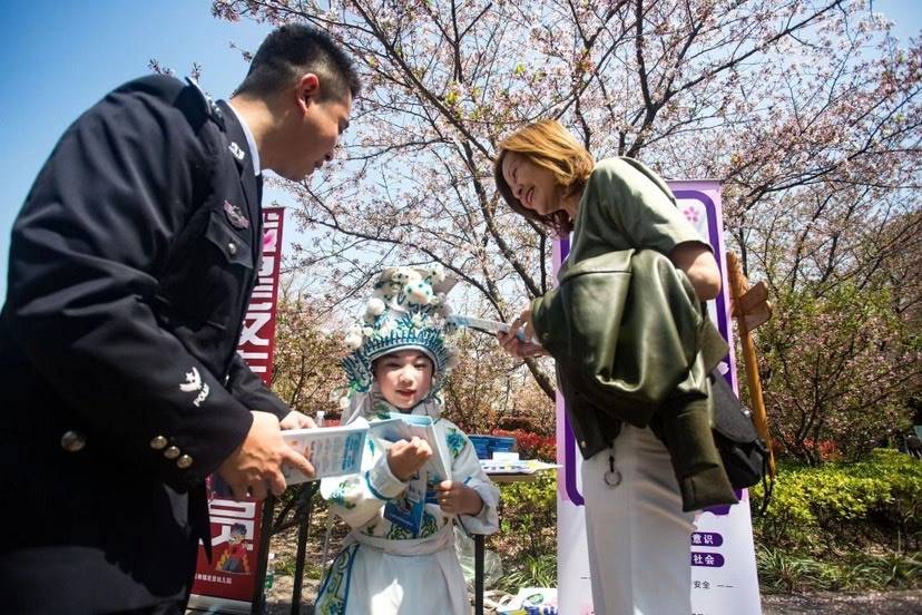 大手拉小手 差人蜀黍把“反诈京剧”送上樱花舞台