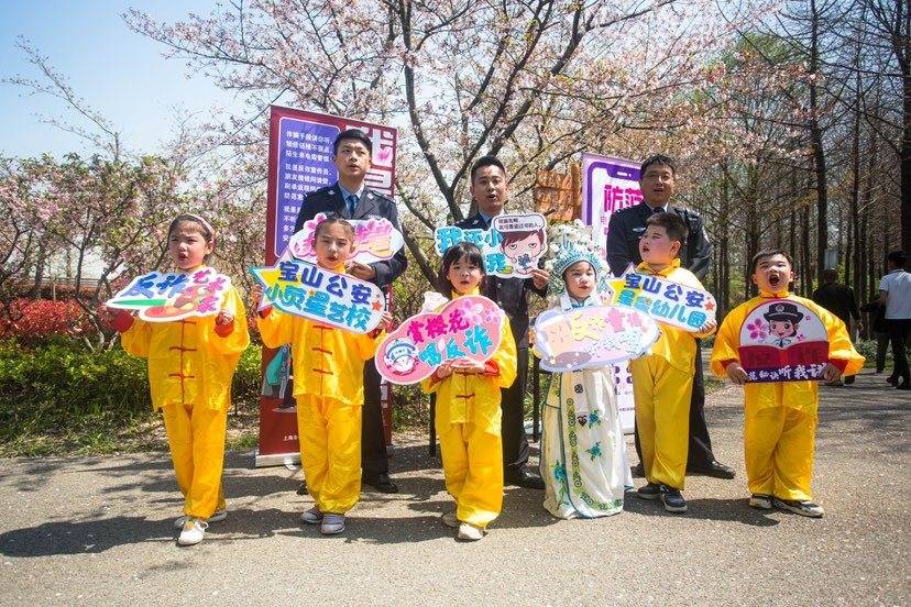 大手拉小手 差人蜀黍把“反诈京剧”送上樱花舞台