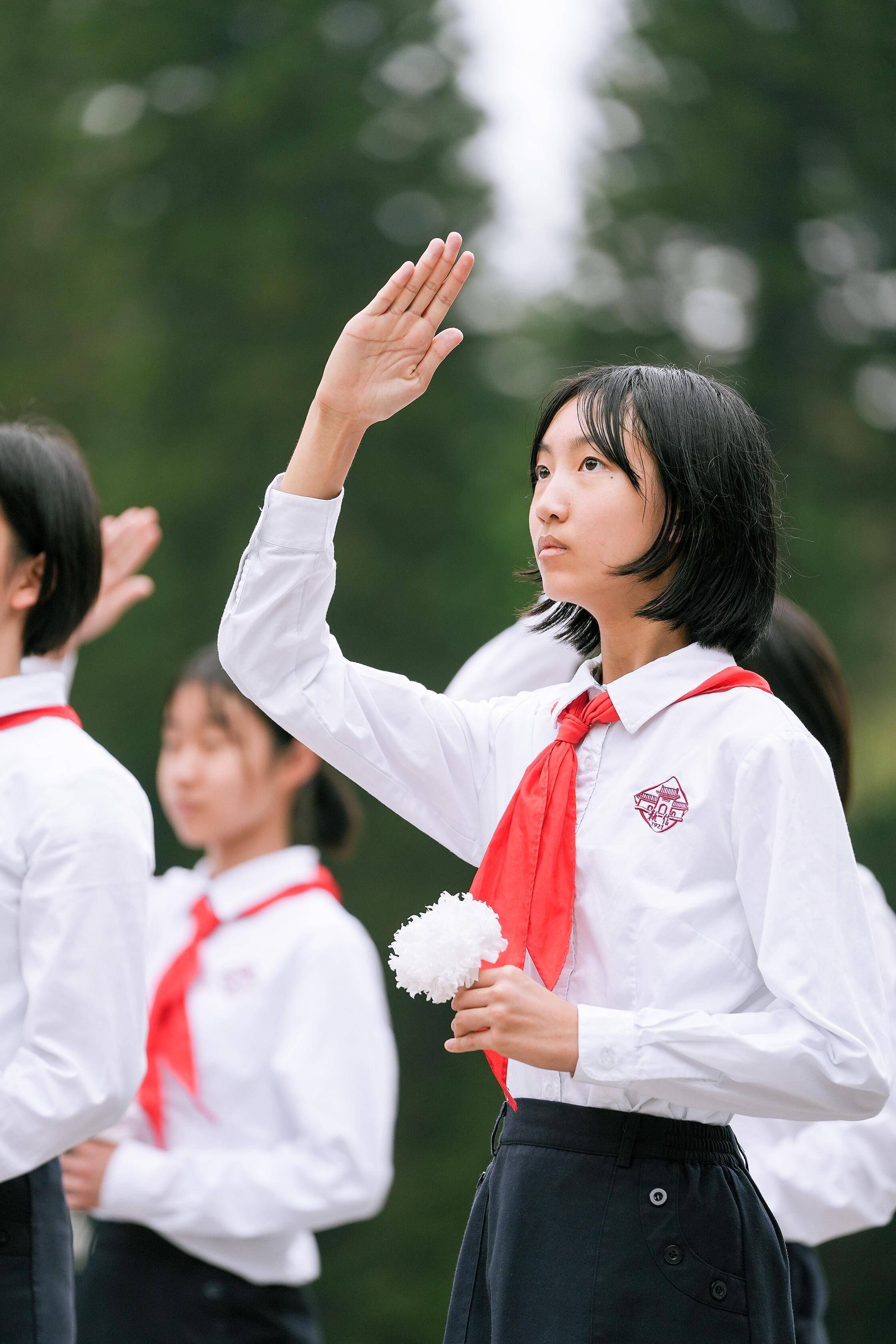 中小学生向烈士纪念碑敬礼中小学生向烈士纪念碑敬礼缅怀革命英烈