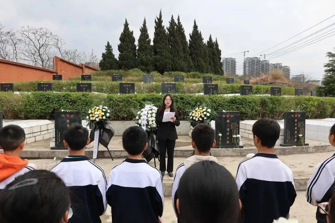 改革进行时 | 共青团彝良县委携手彝良县新城中学开展"清明祭英烈"