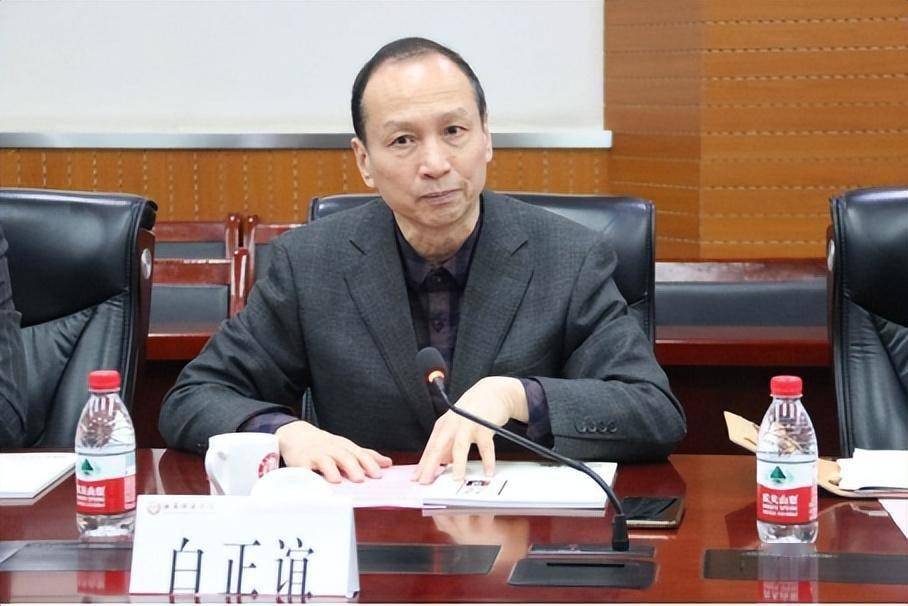 仪式伊始,西安培华学院姜波理事长首先对北京市盈科(西安)律师事务所