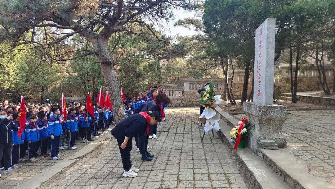 北坊小学北戴河区北坊小学党,团,队代表来到北戴河区青龙山烈士陵园