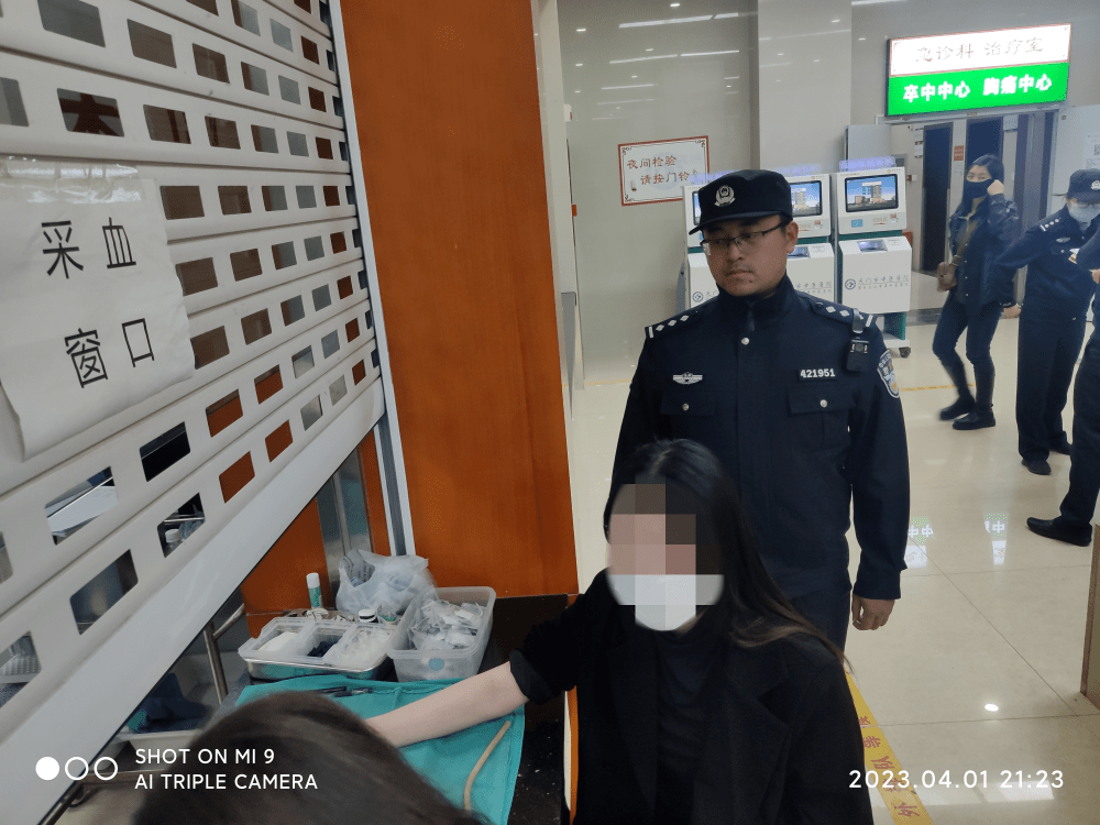 女警察押解图片