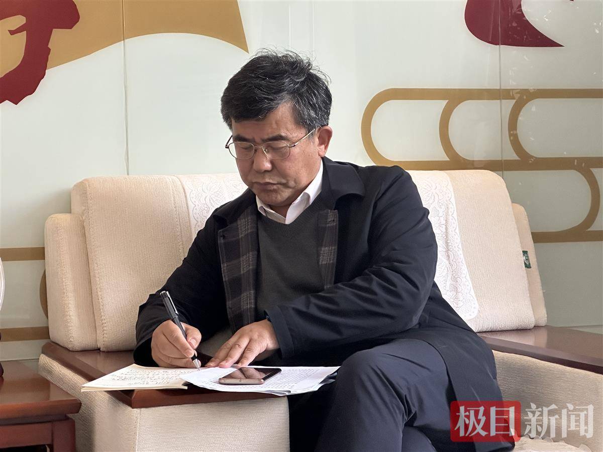 黄梅县教育局局长吴旭东说,"冰川改变河流,知识改变命运.