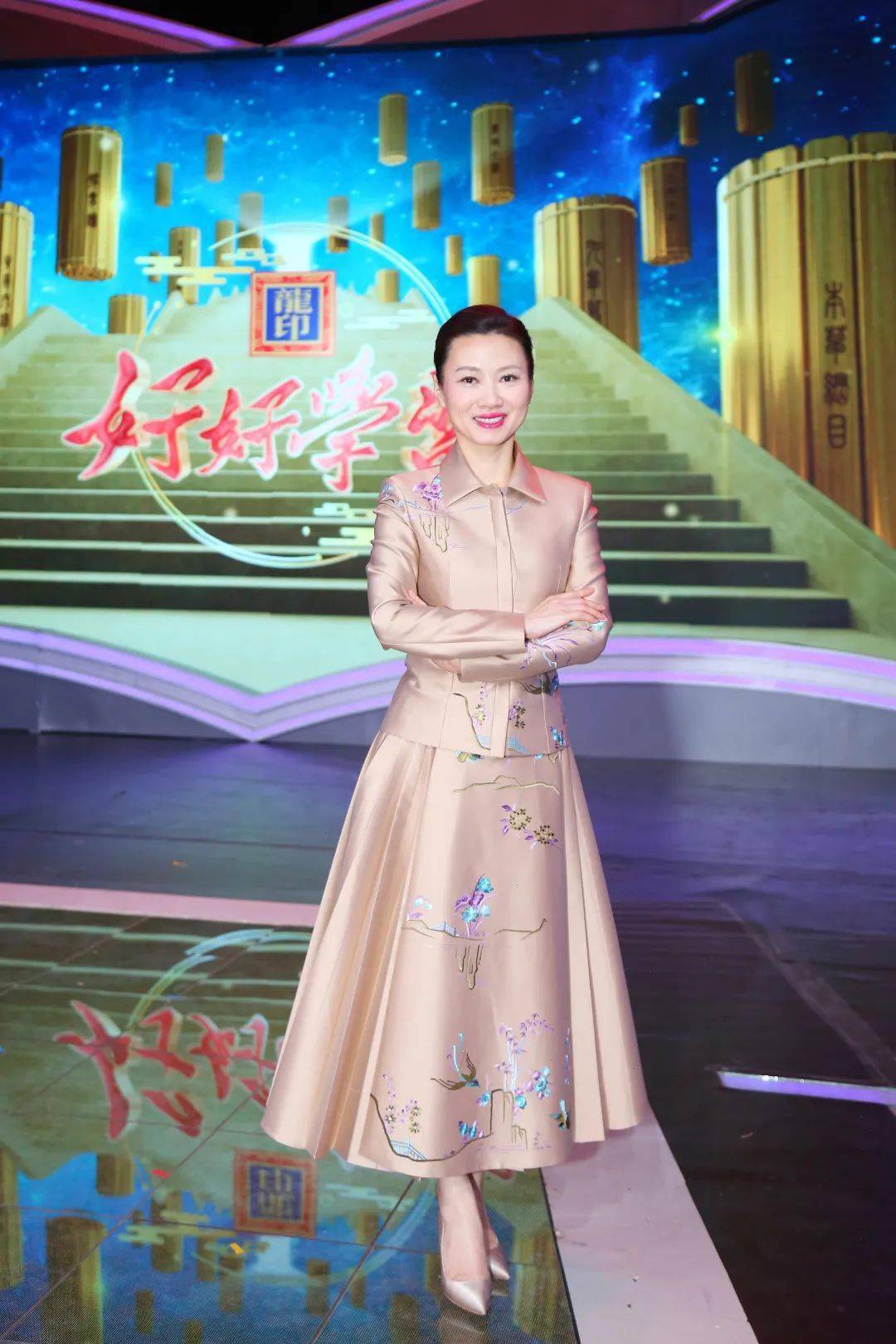 身着eve cina高级定制系列,近日,中南大学文学与新闻传播学院教授杨雨