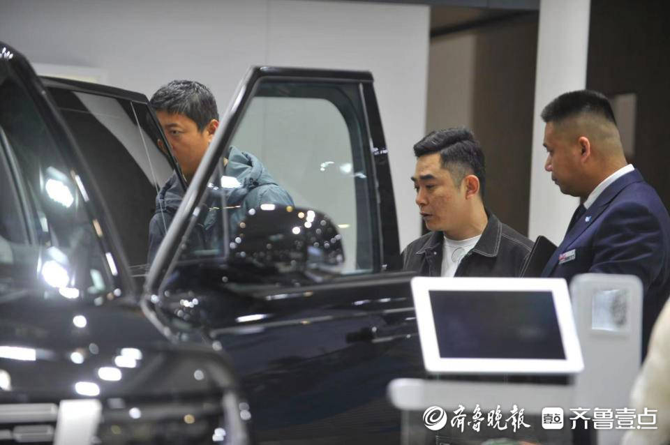 小雨挡不住看车热情,齐鲁国际车展首日看车忙_搜狐汽车_搜狐网
