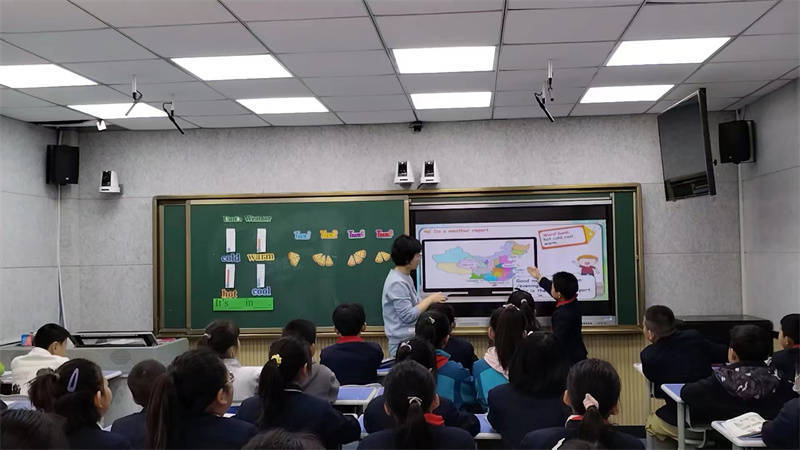 段东玮老师执教的音乐《春天举行音乐会》一课,以学生为主体,以音乐为