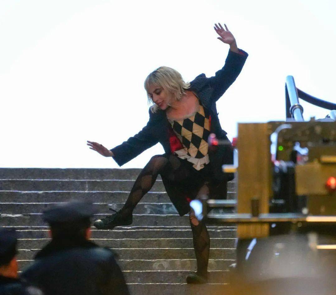 《小丑2》正式杀青,"小丑女"ladygaga复刻长梯名场