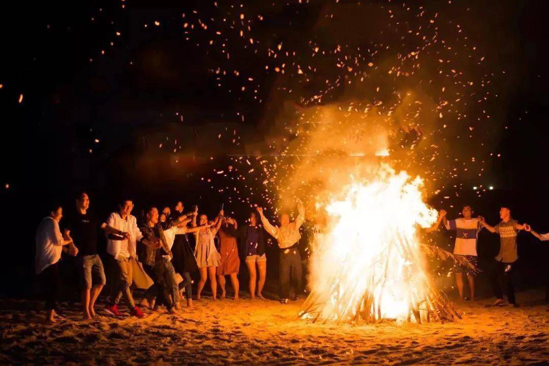 坐在温暖明亮的火堆旁,一起诉说着未来的远大理想3,篝火晚会皮筏艇是