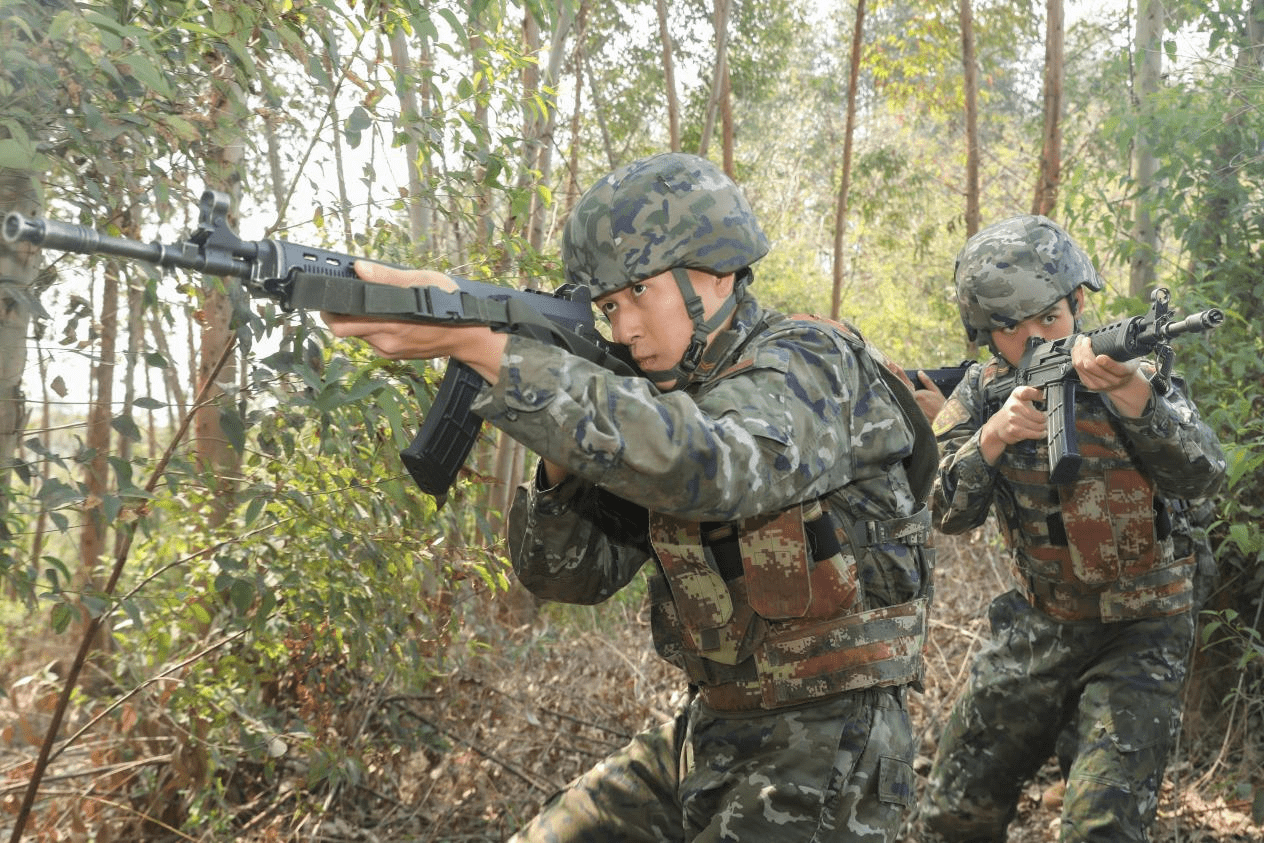 广西南宁:武警春日练兵忙 山野丛林砺尖刀_刘承_目标_实战