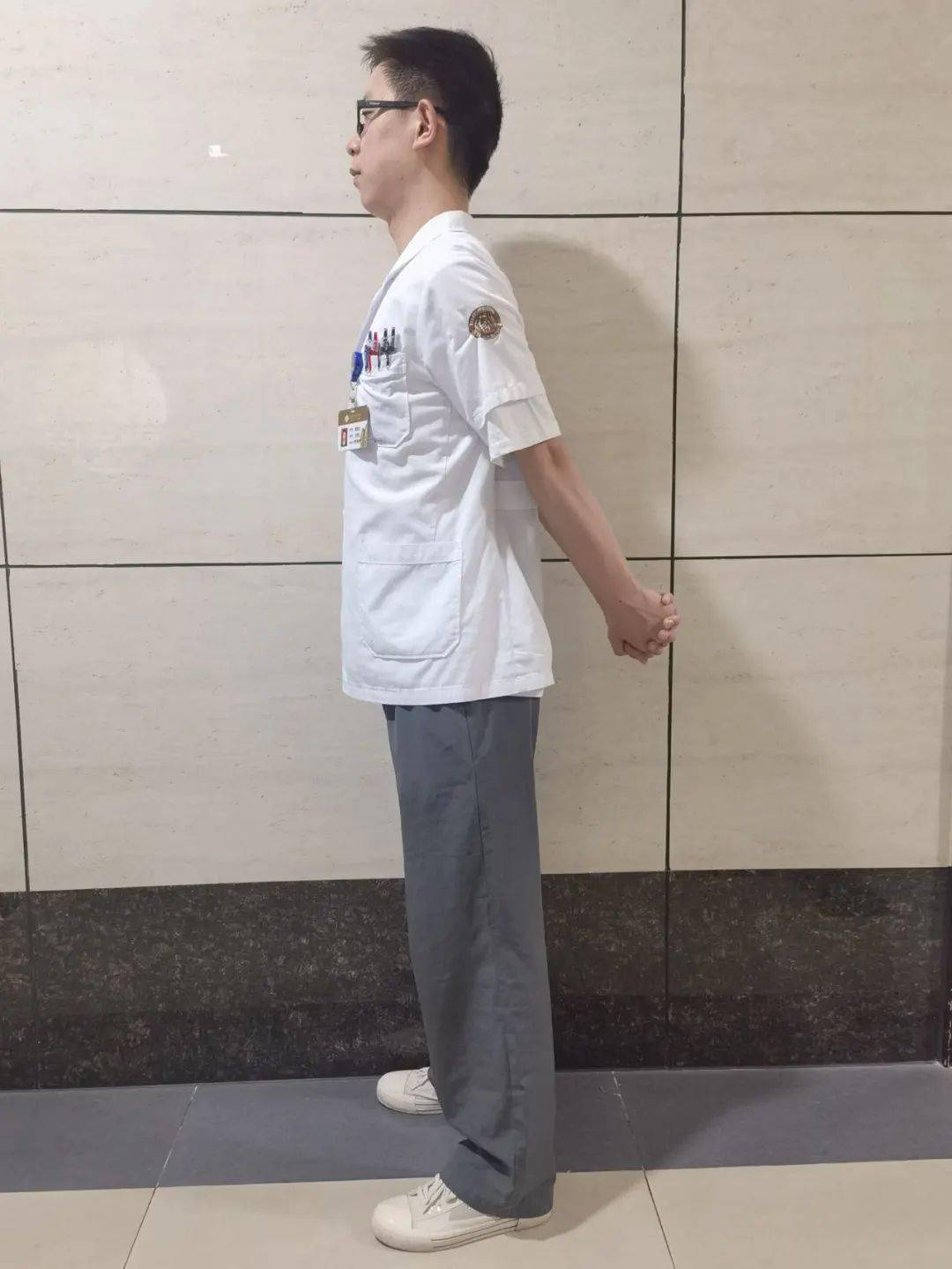 双肩不平 (高低肩)驼背 伴 肩胛骨一高一低 (剃刀背)胸廓畸形 (青春期