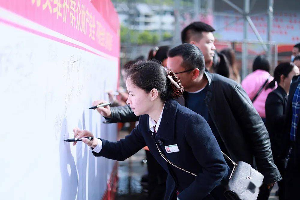 县人民政府副县长,县公安局长顾启明出席会议,县直部门,国有企业,医疗