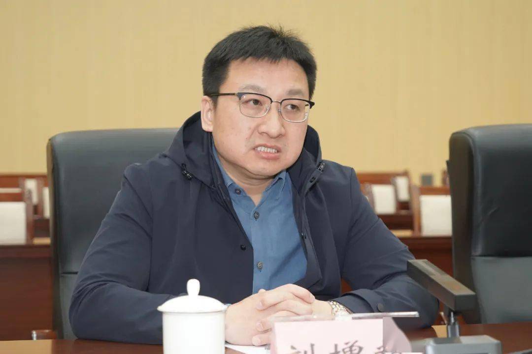 刘增辉详细介绍了全市乡镇综合商贸中心建设项目基本情况与建设规划